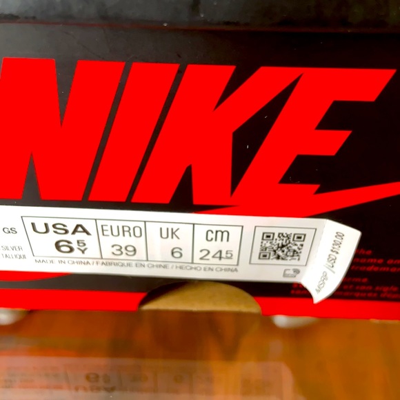 Air Jordan 1. 6.5 Y. Neutral gray/ Metallic silver - Picture 6 of 6